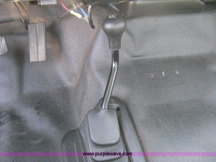 image for item B8141 2003 Ford F350 XL Super Duty flatbed pickup truck