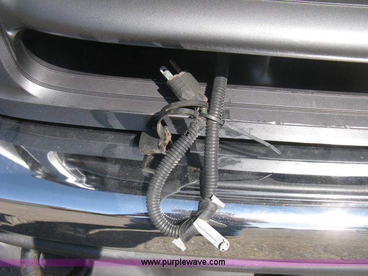 image for item B8141 2003 Ford F350 XL Super Duty flatbed pickup truck