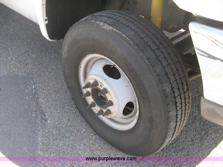 image for item B8141 2003 Ford F350 XL Super Duty flatbed pickup truck