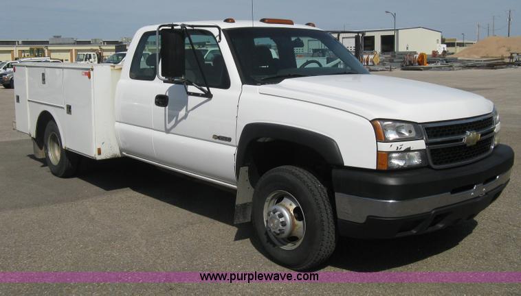 image for item B8186 2006 Chevrolet Silverado 3500 extended cab utility pickup truck