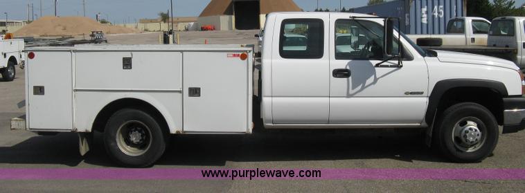 image for item B8186 2006 Chevrolet Silverado 3500 extended cab utility pickup truck