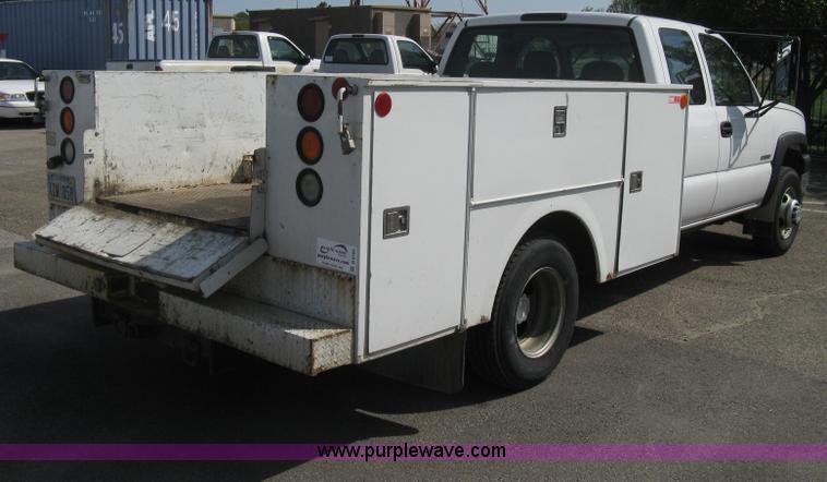image for item B8186 2006 Chevrolet Silverado 3500 extended cab utility pickup truck