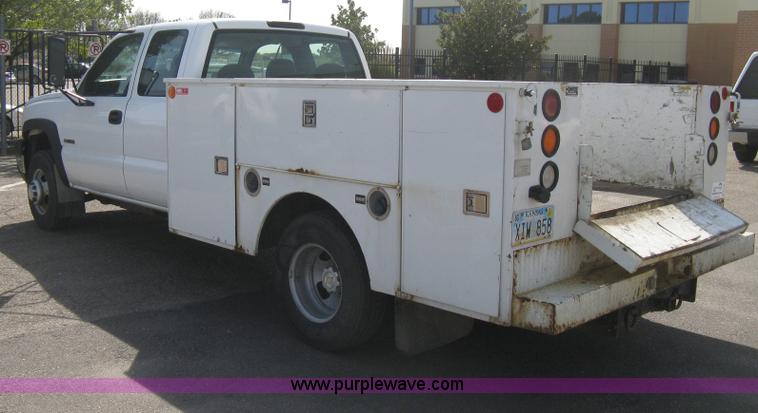 image for item B8186 2006 Chevrolet Silverado 3500 extended cab utility pickup truck