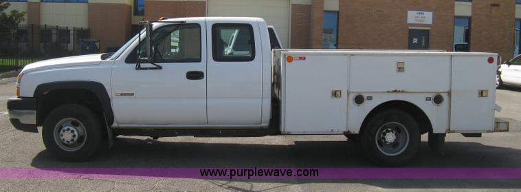 image for item B8186 2006 Chevrolet Silverado 3500 extended cab utility pickup truck