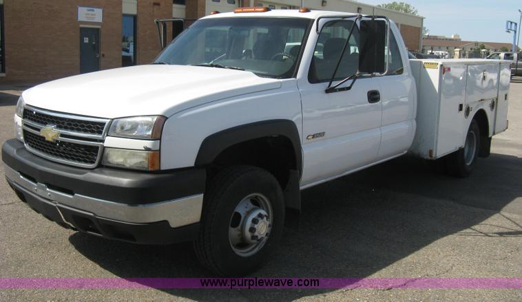 image for item B8186 2006 Chevrolet Silverado 3500 extended cab utility pickup truck