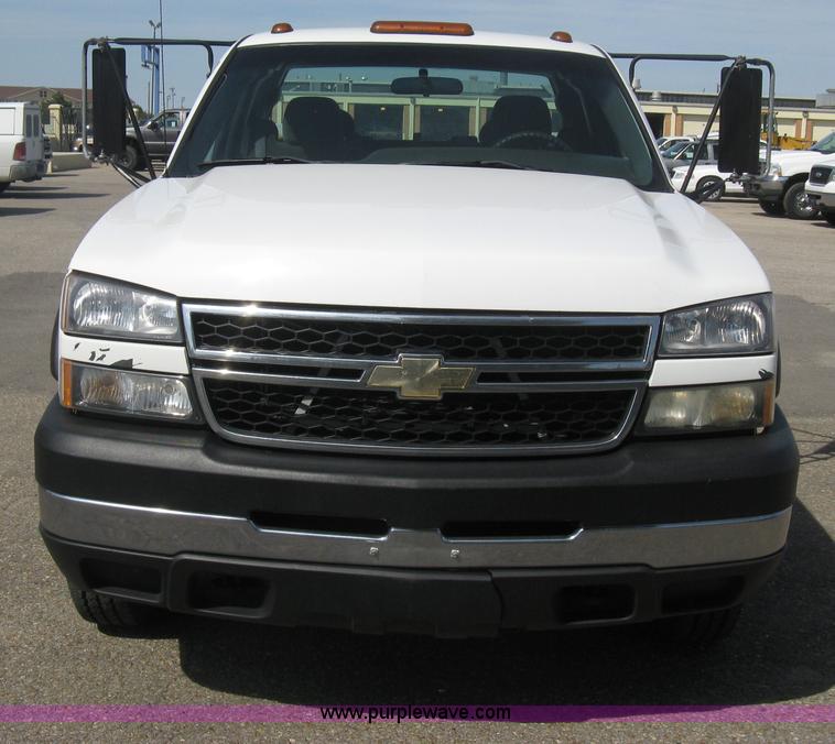 image for item B8186 2006 Chevrolet Silverado 3500 extended cab utility pickup truck