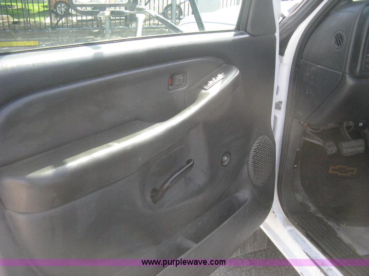 image for item B8186 2006 Chevrolet Silverado 3500 extended cab utility pickup truck