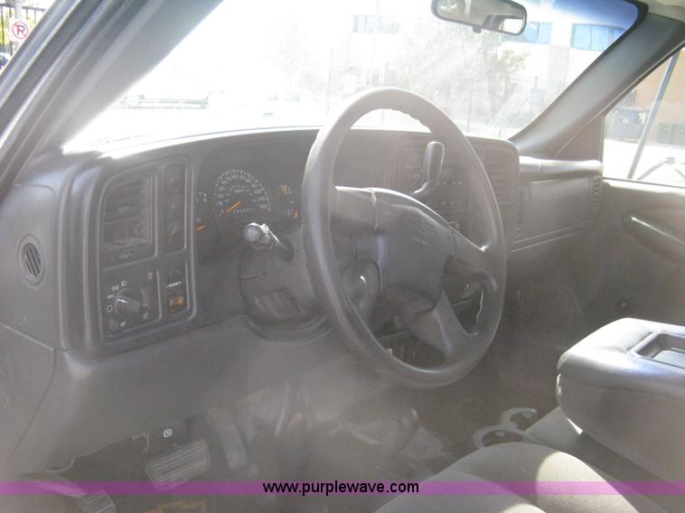 image for item B8186 2006 Chevrolet Silverado 3500 extended cab utility pickup truck