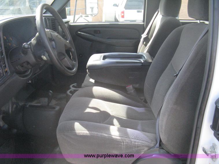 image for item B8186 2006 Chevrolet Silverado 3500 extended cab utility pickup truck