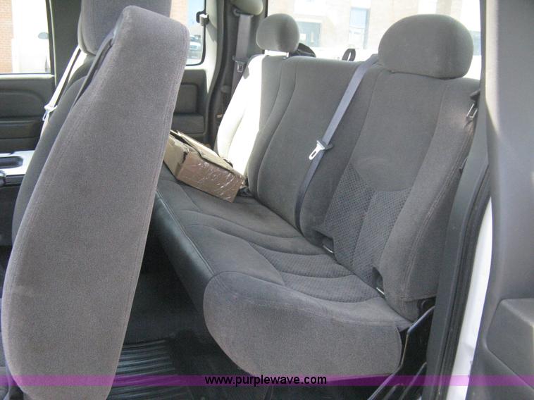 image for item B8186 2006 Chevrolet Silverado 3500 extended cab utility pickup truck