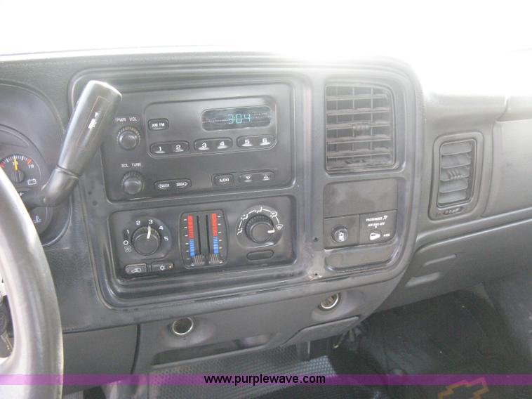 image for item B8186 2006 Chevrolet Silverado 3500 extended cab utility pickup truck