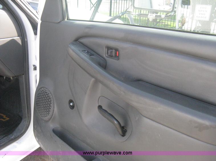 image for item B8186 2006 Chevrolet Silverado 3500 extended cab utility pickup truck