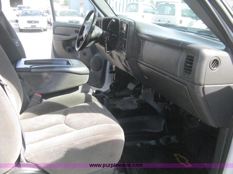 image for item B8186 2006 Chevrolet Silverado 3500 extended cab utility pickup truck