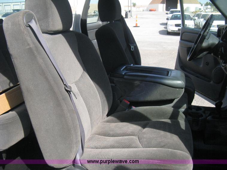 image for item B8186 2006 Chevrolet Silverado 3500 extended cab utility pickup truck