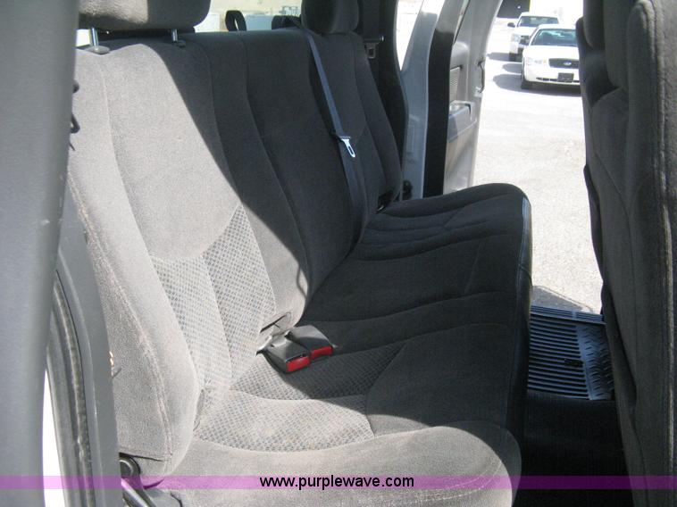 image for item B8186 2006 Chevrolet Silverado 3500 extended cab utility pickup truck