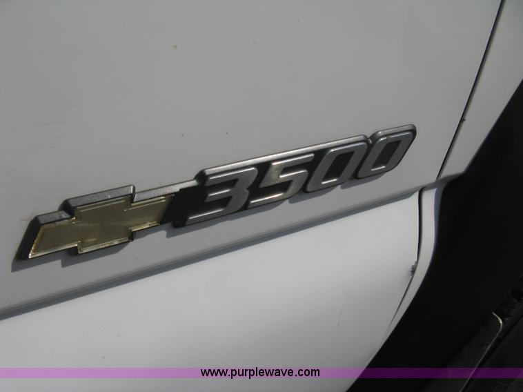 image for item B8186 2006 Chevrolet Silverado 3500 extended cab utility pickup truck