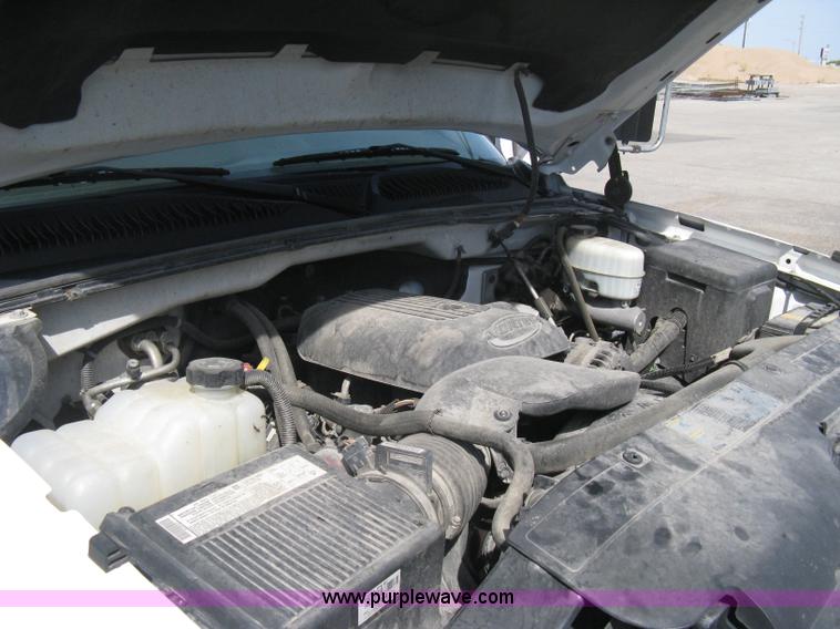 image for item B8186 2006 Chevrolet Silverado 3500 extended cab utility pickup truck