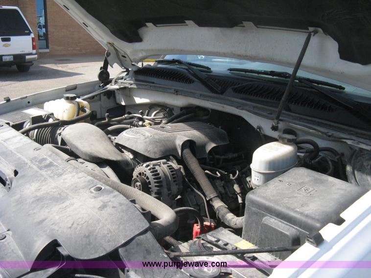 image for item B8186 2006 Chevrolet Silverado 3500 extended cab utility pickup truck