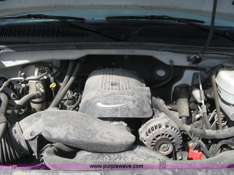 image for item B8186 2006 Chevrolet Silverado 3500 extended cab utility pickup truck