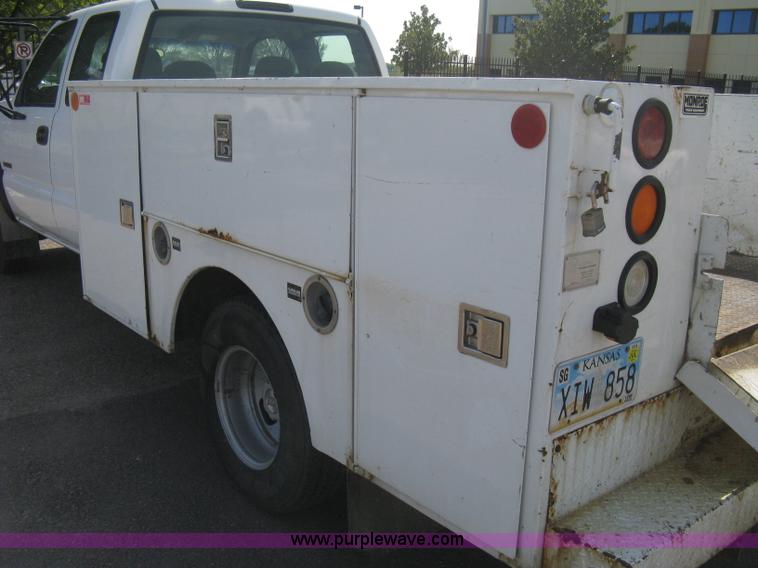 image for item B8186 2006 Chevrolet Silverado 3500 extended cab utility pickup truck