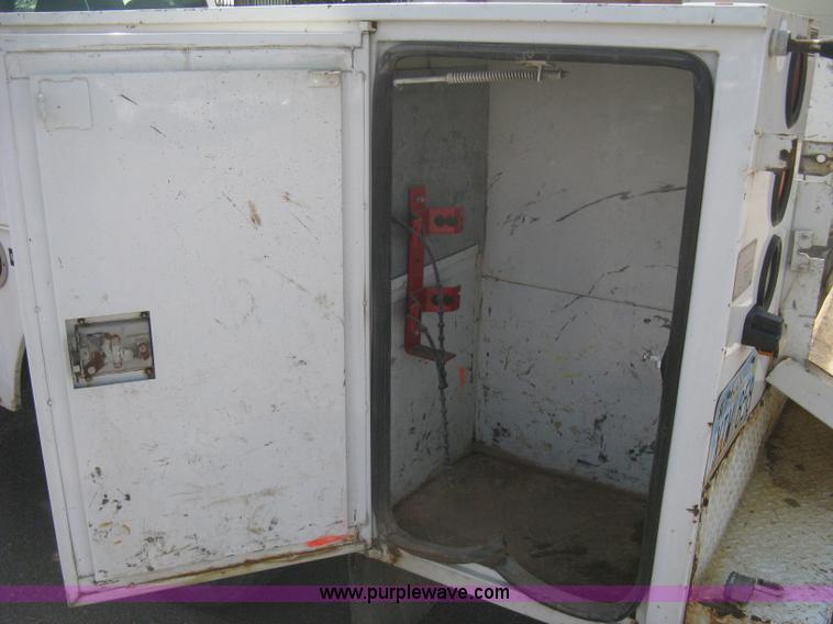 image for item B8186 2006 Chevrolet Silverado 3500 extended cab utility pickup truck