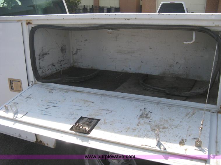 image for item B8186 2006 Chevrolet Silverado 3500 extended cab utility pickup truck