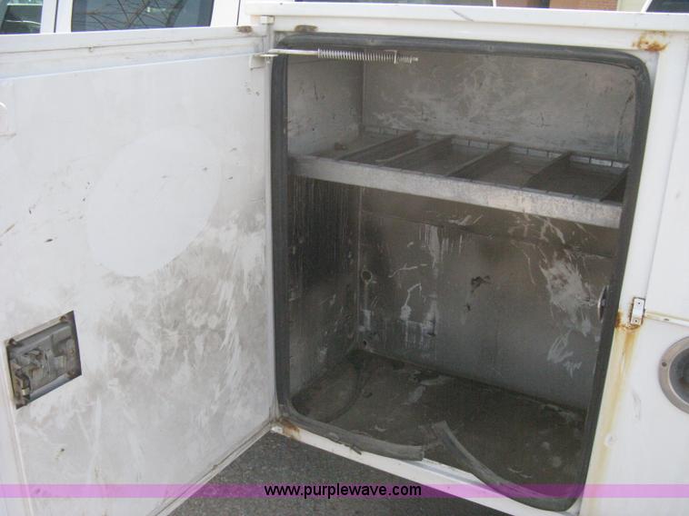 image for item B8186 2006 Chevrolet Silverado 3500 extended cab utility pickup truck