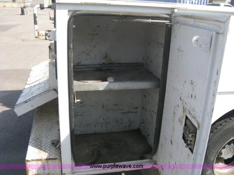 image for item B8186 2006 Chevrolet Silverado 3500 extended cab utility pickup truck