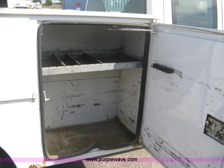 image for item B8186 2006 Chevrolet Silverado 3500 extended cab utility pickup truck