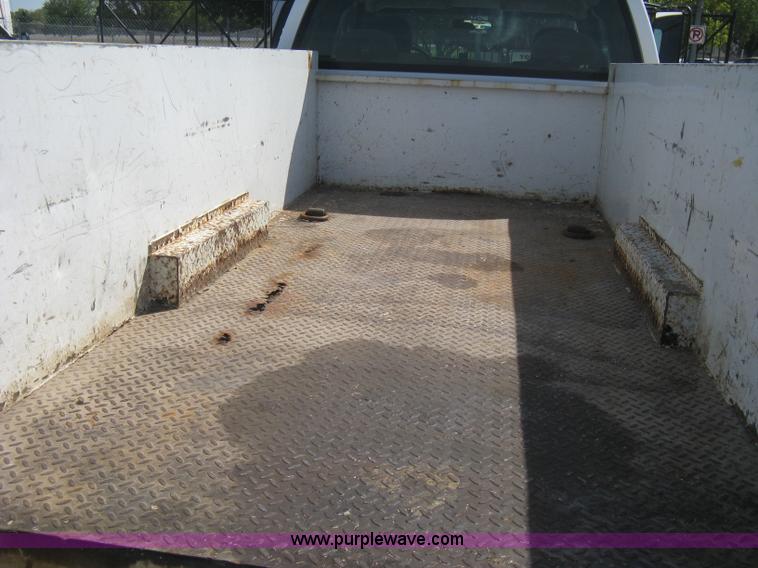 image for item B8186 2006 Chevrolet Silverado 3500 extended cab utility pickup truck