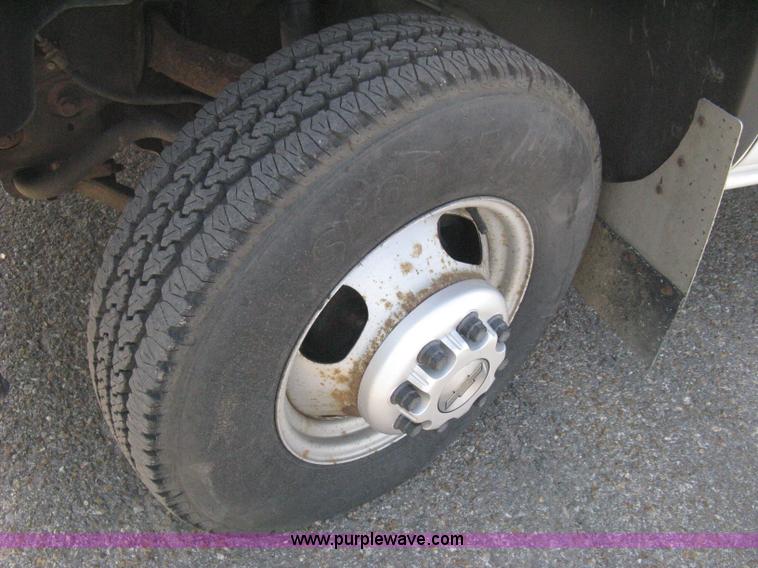 image for item B8186 2006 Chevrolet Silverado 3500 extended cab utility pickup truck