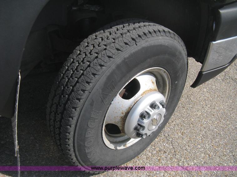 image for item B8186 2006 Chevrolet Silverado 3500 extended cab utility pickup truck