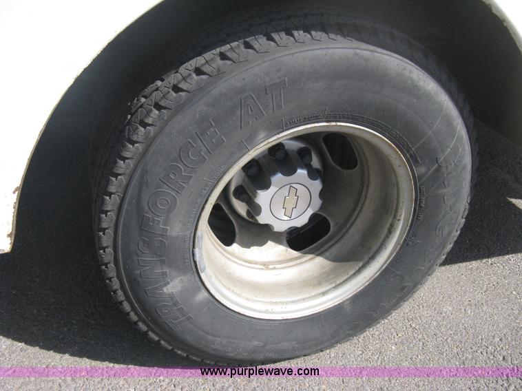 image for item B8186 2006 Chevrolet Silverado 3500 extended cab utility pickup truck