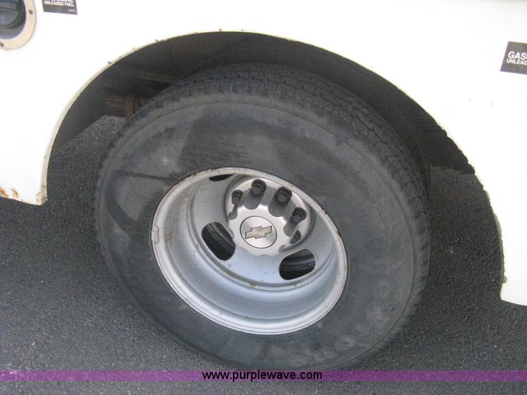 image for item B8186 2006 Chevrolet Silverado 3500 extended cab utility pickup truck
