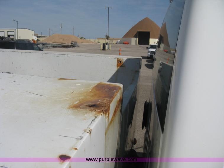 image for item B8186 2006 Chevrolet Silverado 3500 extended cab utility pickup truck