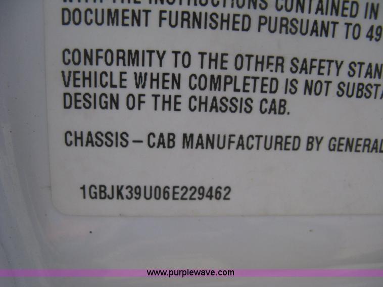 image for item B8186 2006 Chevrolet Silverado 3500 extended cab utility pickup truck