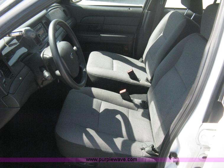 image for item B8318 2007 Ford Crown Victoria Police Interceptor