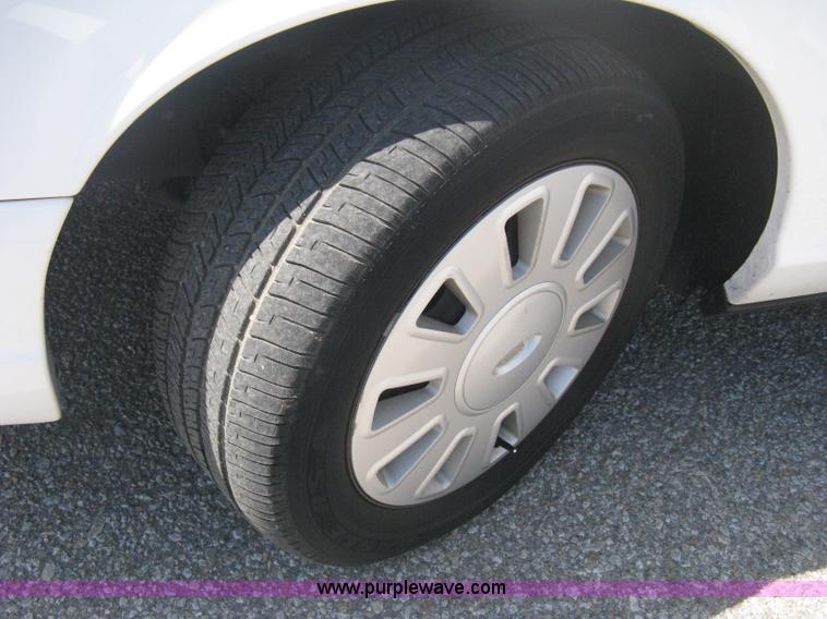 image for item B8318 2007 Ford Crown Victoria Police Interceptor