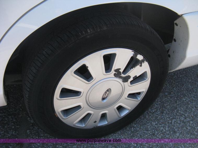 image for item B8318 2007 Ford Crown Victoria Police Interceptor