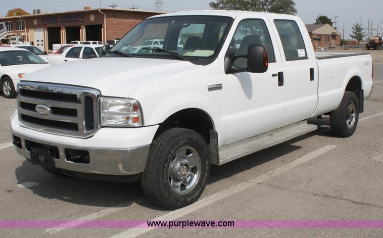 image for item F2619 2006 Ford F250 Super Duty Crew Cab pickup truck