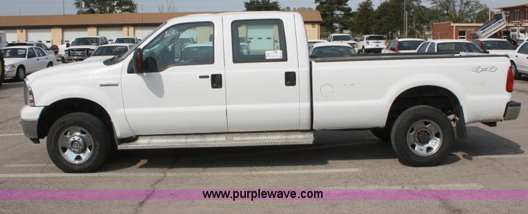 image for item F2619 2006 Ford F250 Super Duty Crew Cab pickup truck