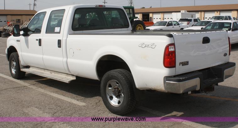image for item F2619 2006 Ford F250 Super Duty Crew Cab pickup truck