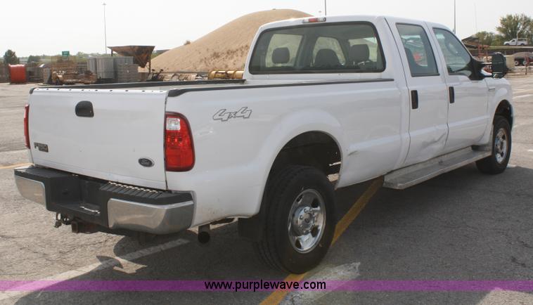 image for item F2619 2006 Ford F250 Super Duty Crew Cab pickup truck