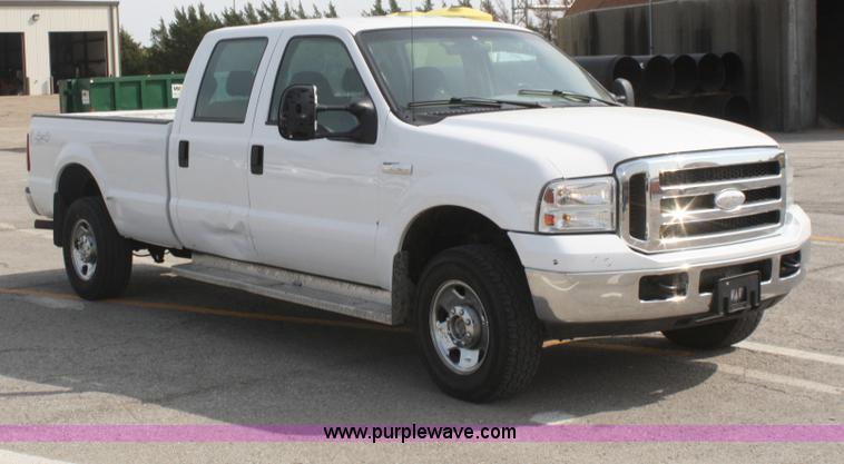 image for item F2619 2006 Ford F250 Super Duty Crew Cab pickup truck