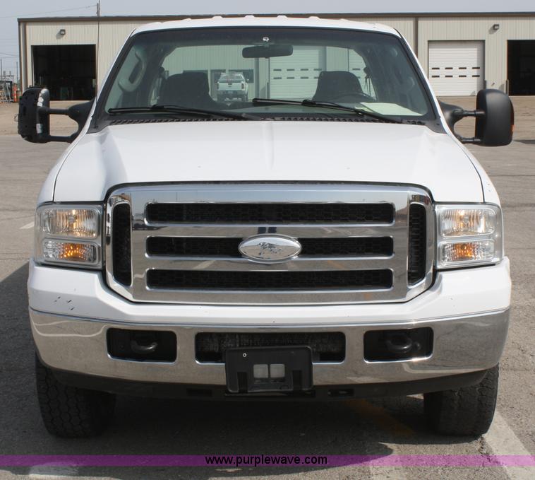 image for item F2619 2006 Ford F250 Super Duty Crew Cab pickup truck