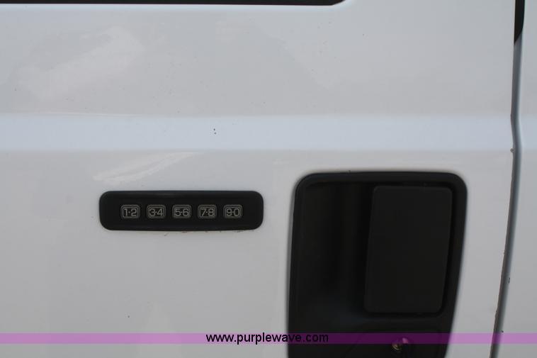 image for item F2619 2006 Ford F250 Super Duty Crew Cab pickup truck