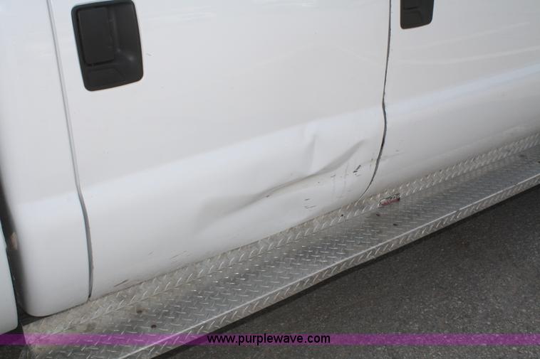 image for item F2619 2006 Ford F250 Super Duty Crew Cab pickup truck