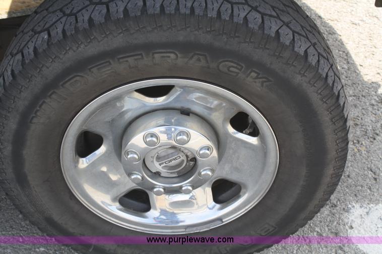image for item F2619 2006 Ford F250 Super Duty Crew Cab pickup truck