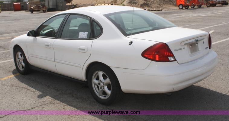 image for item F2621 2003 Ford Taurus SE