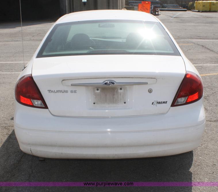 image for item F2621 2003 Ford Taurus SE